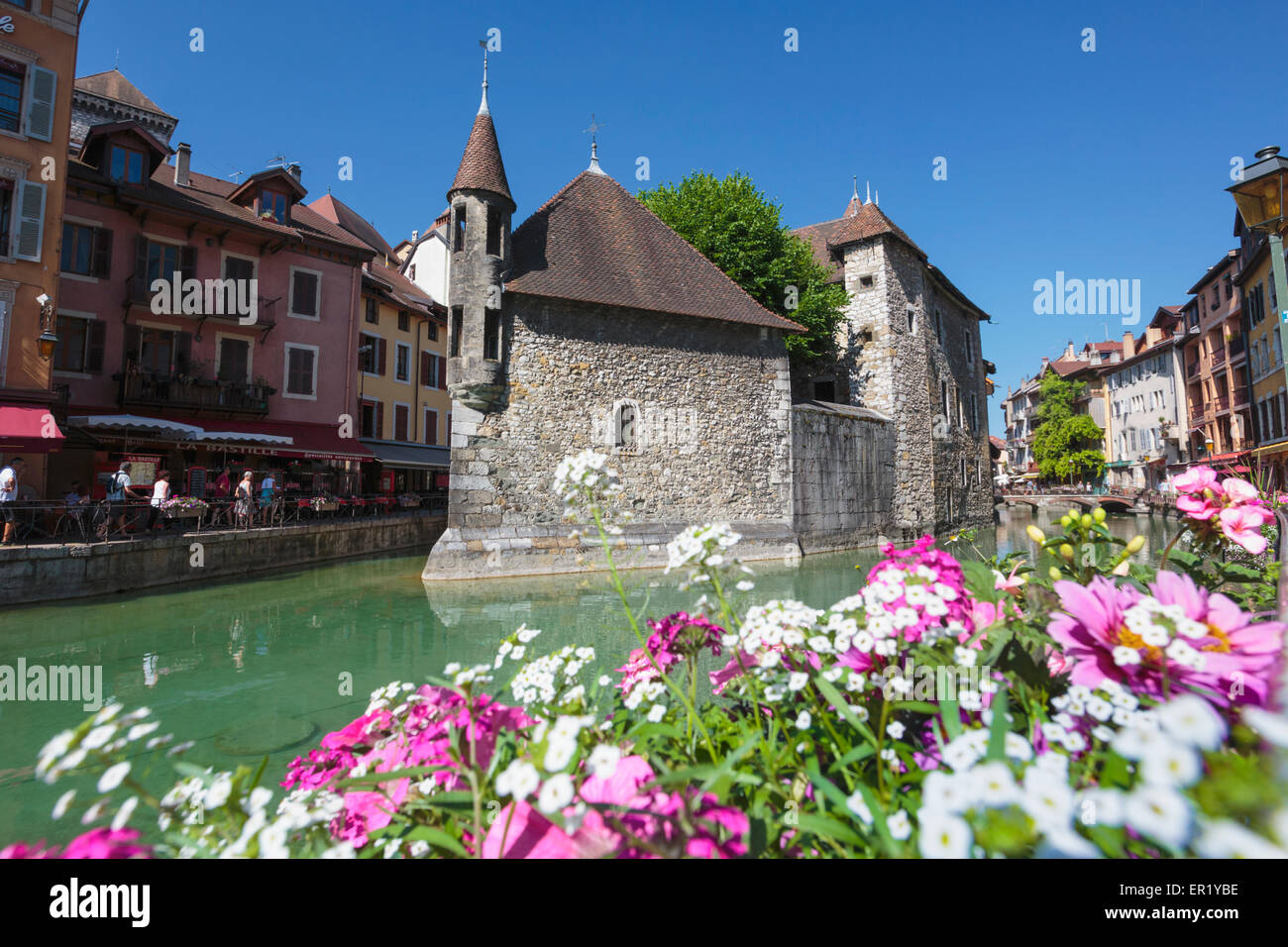 Annecy, Haute-Savoie reparto, Rhone-Alpes, Francia. Palais de l'Isle nel mezzo del fiume Thiou. Foto Stock