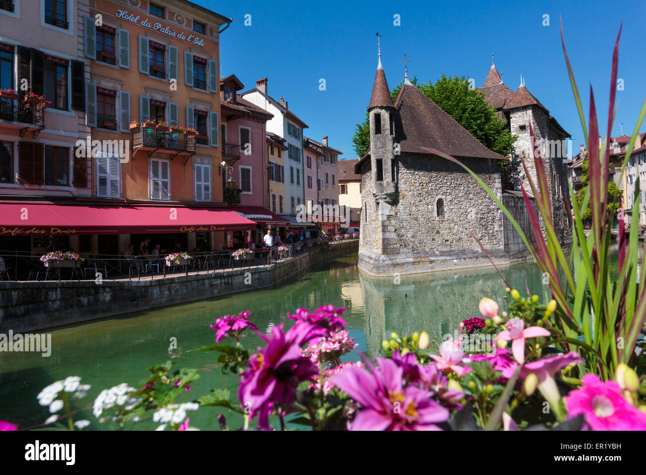 Annecy, Haute-Savoie reparto, Rhone-Alpes, Francia. Palais de l'Isle nel mezzo del fiume Thiou. Foto Stock