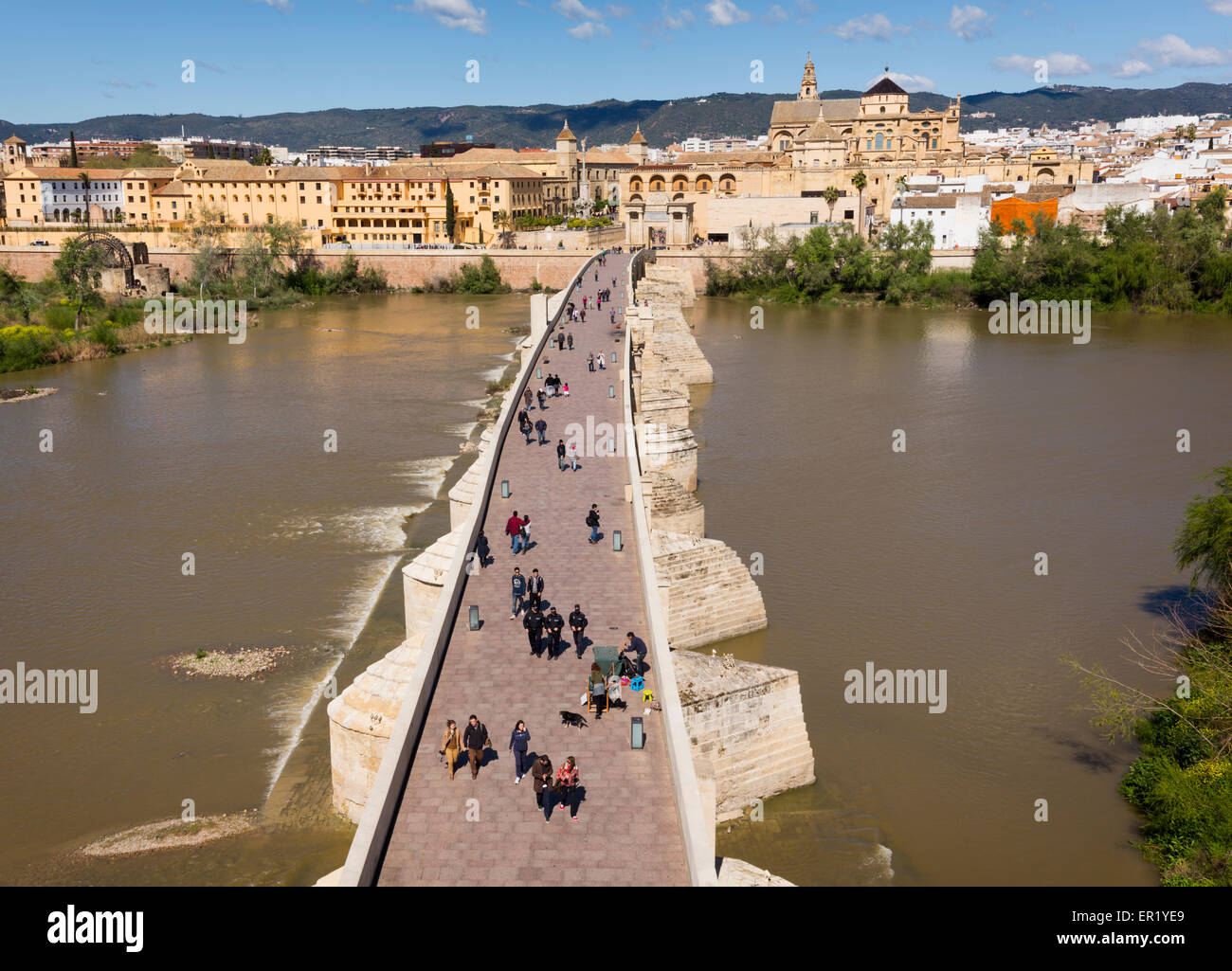Cordoba, in provincia di Cordoba, Andalusia, Spagna meridionale. Vista attraverso il ponte romano alla Grande Moschea da Torre de Calahorra Foto Stock