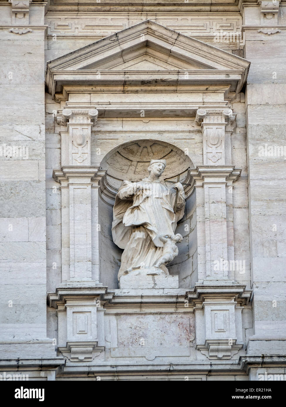 LISBONA, PORTOGALLO - 06 MARZO 2015: Statua di un santo sulla facciata anteriore del monastero di São Vicente de Fora Foto Stock