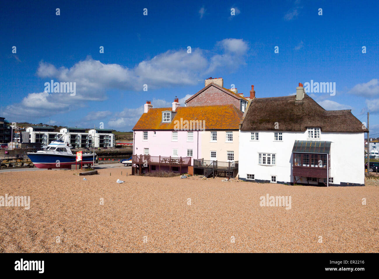 Cottage con il tetto di paglia sulla spiaggia di West Bay su Jurassic Coast, Dorset, England, Regno Unito Foto Stock