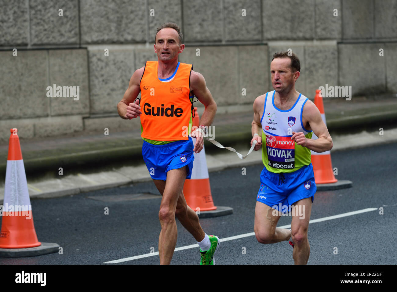 Ipovedenti runner con guida, 2015 Vergine denaro maratona di Londra, London, Regno Unito Foto Stock