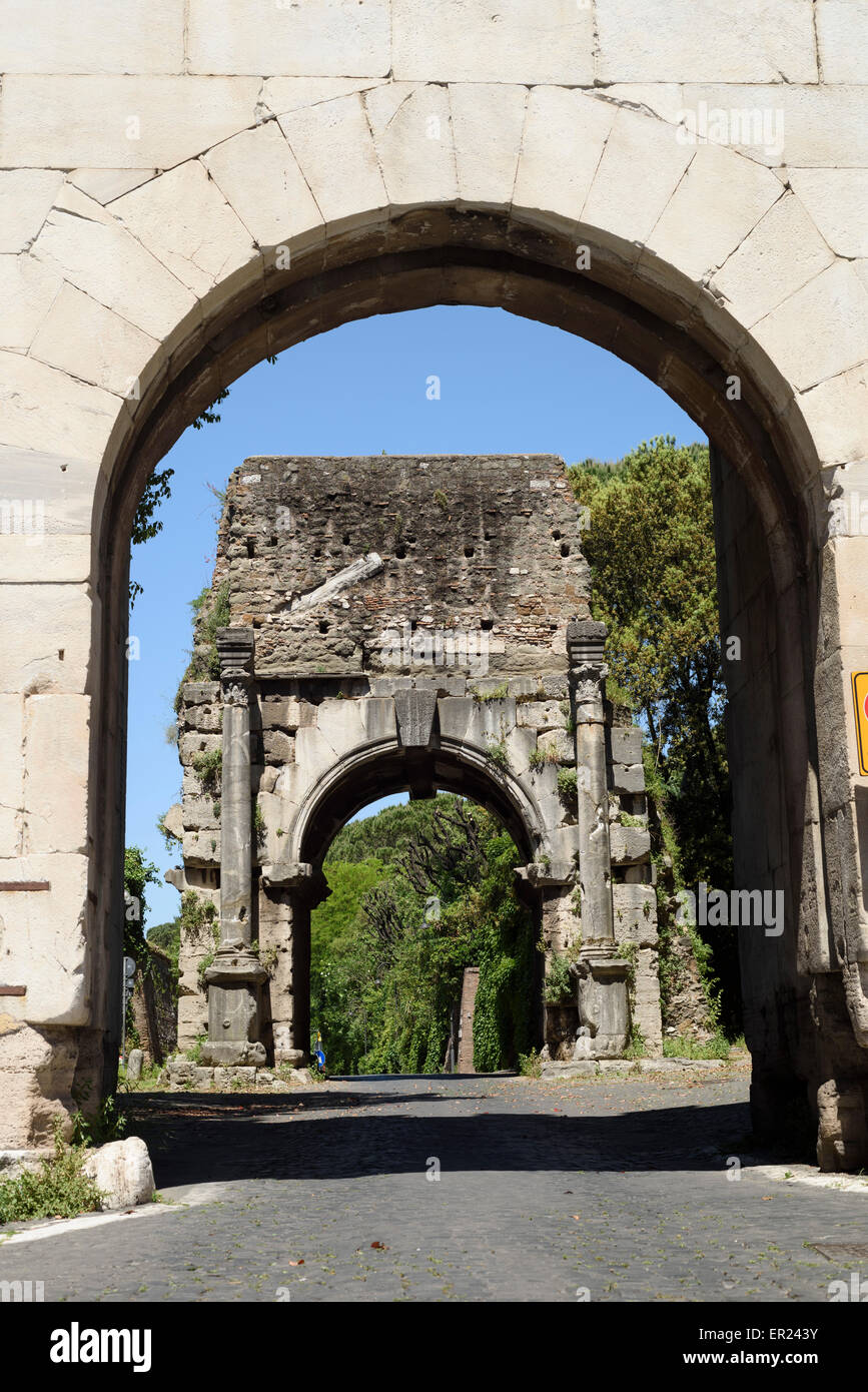 Roma. L'Italia. Arco di Druso, visto attraverso la Porta di San Sebastiano. Foto Stock