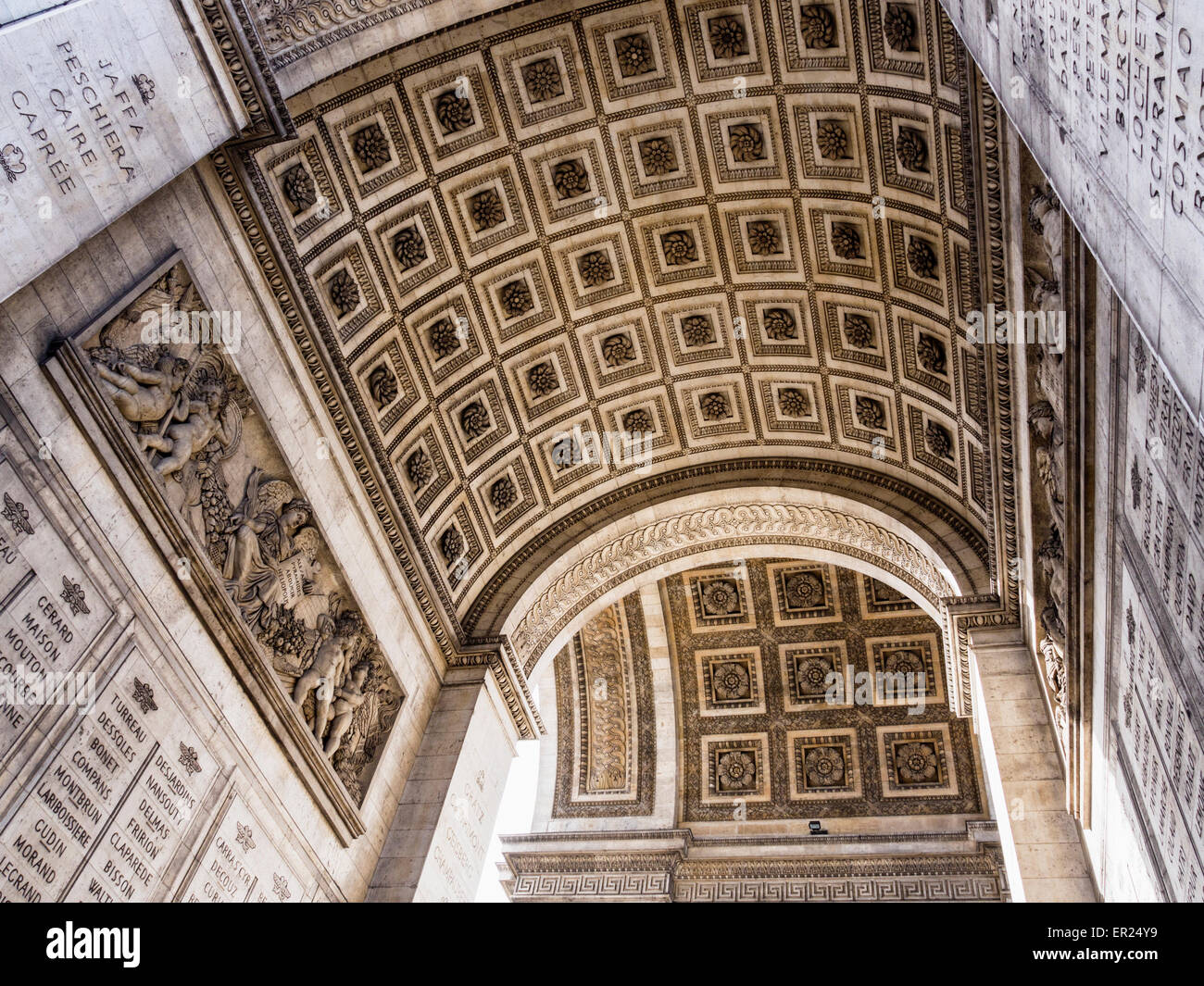 Champs Elysees di Parigi Arco di Trionfo monumento storico di dettaglio del tetto - grand, neoclassico arco trionfale in onore di soldati Foto Stock