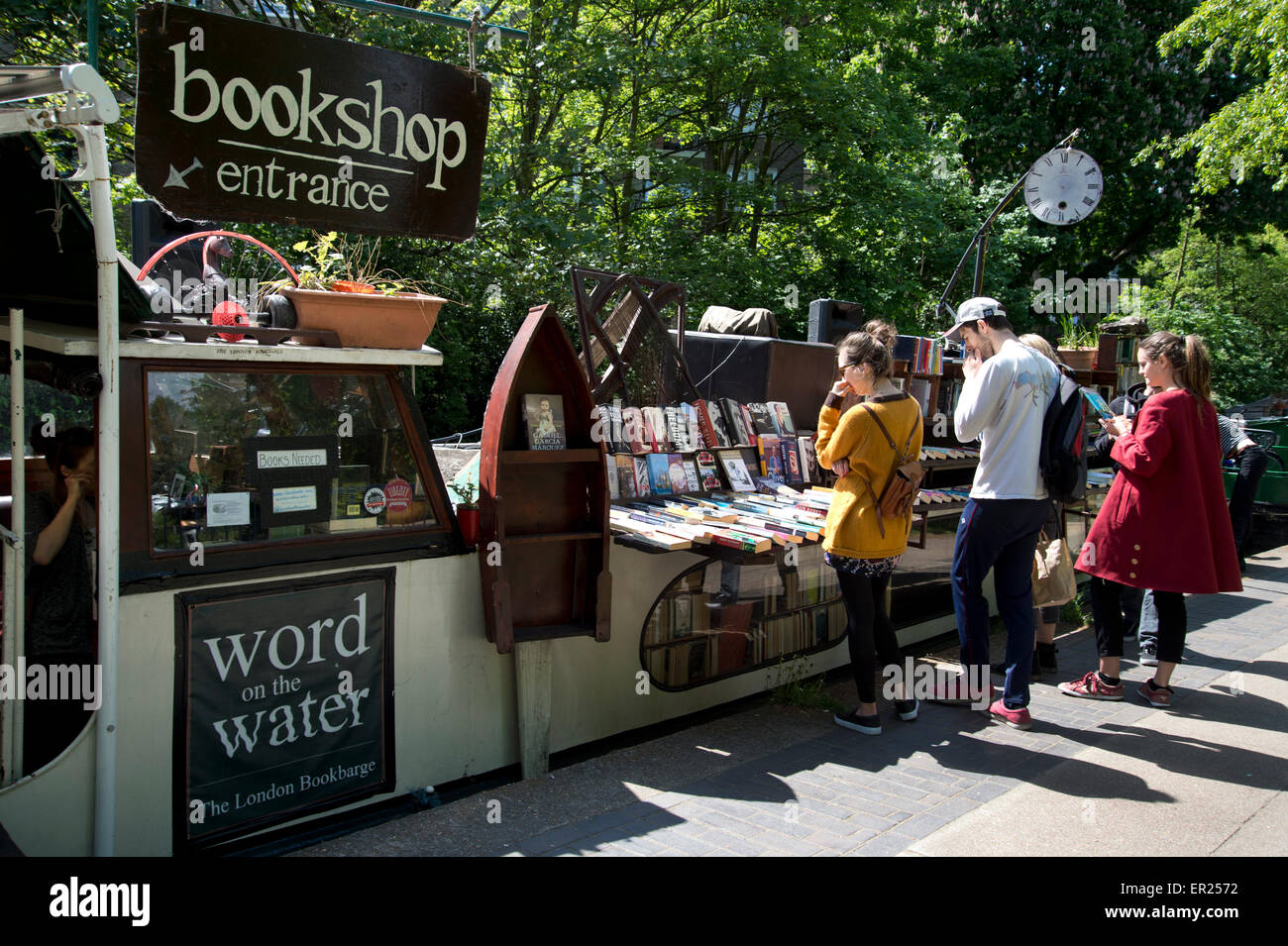 Londra. Victoria Park. Canal barge bookshop,'parola sull'acqua". Foto Stock
