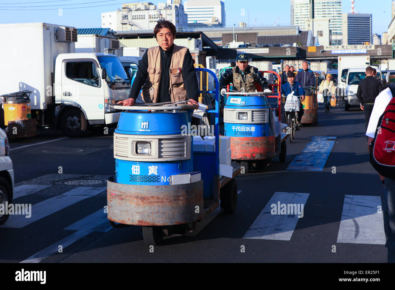 I lavoratori al famoso mercato del pesce Tsukiji area operativa. Tsukiji è il più grande mercato del pesce nel mondo. Foto Stock