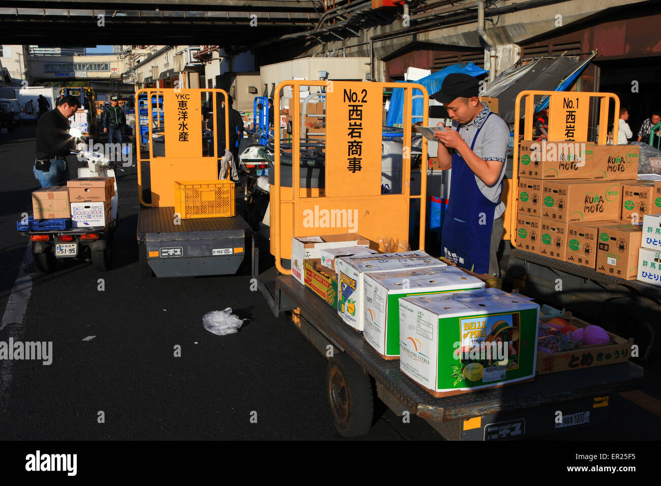 I lavoratori al famoso mercato del pesce Tsukiji area operativa. Tsukiji è il più grande mercato del pesce nel mondo. Foto Stock