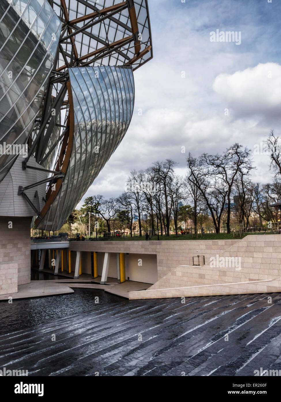 Fondazione di Parigi Louis Vuitton galleria d'arte, esterno del moderno in vetro e acciaio da costruzione architetto Frank Gehry Foto Stock