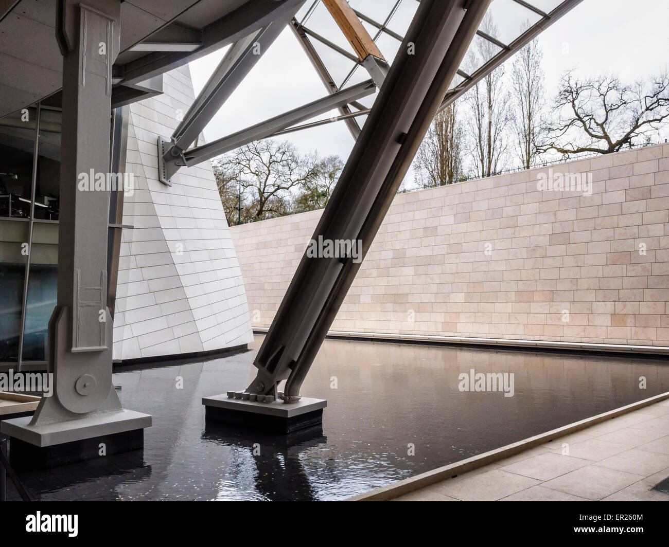 Fondazione di Parigi Louis Vuitton galleria d'arte, esterno del moderno in vetro e acciaio da costruzione architetto Frank Gehry Foto Stock