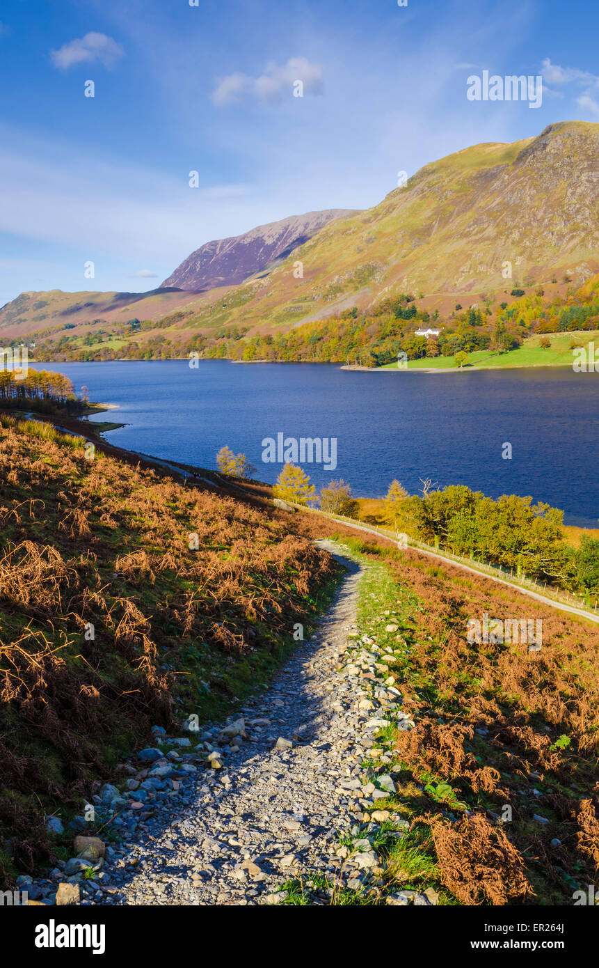 Buttermere Lake e ad alta Snockrigg è sceso dal versante orientale del Buttermere cadde nel distretto del lago, Cumbria, Inghilterra. Foto Stock