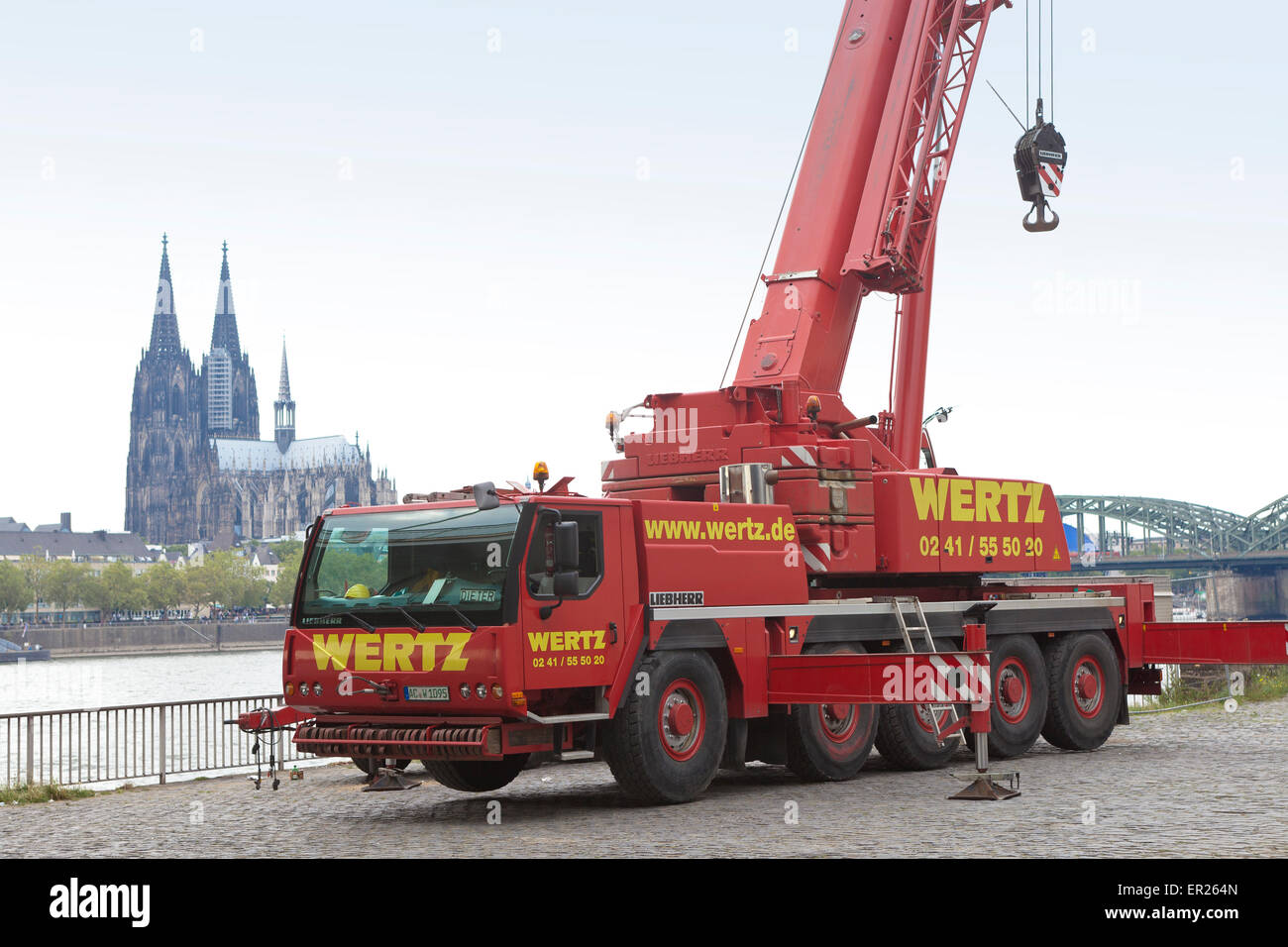L'Europa, in Germania, in Renania settentrionale-Vestfalia, Colonia, camion-gru montata della società Wertz sulle rive del fiume Reno in th Foto Stock