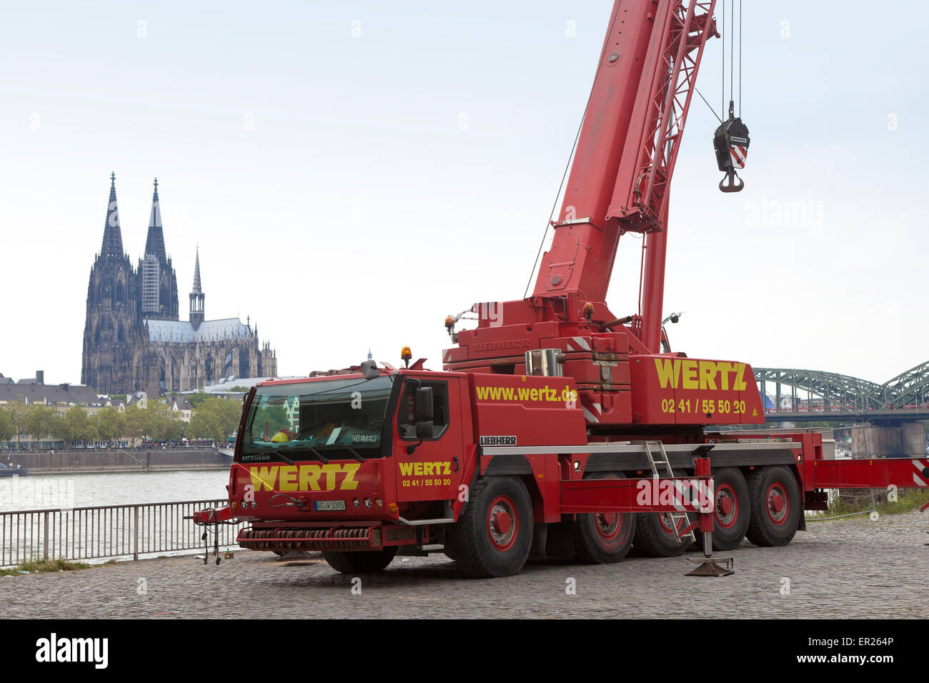 L'Europa, in Germania, in Renania settentrionale-Vestfalia, Colonia, camion-gru montata della società Wertz sulle rive del fiume Reno in th Foto Stock