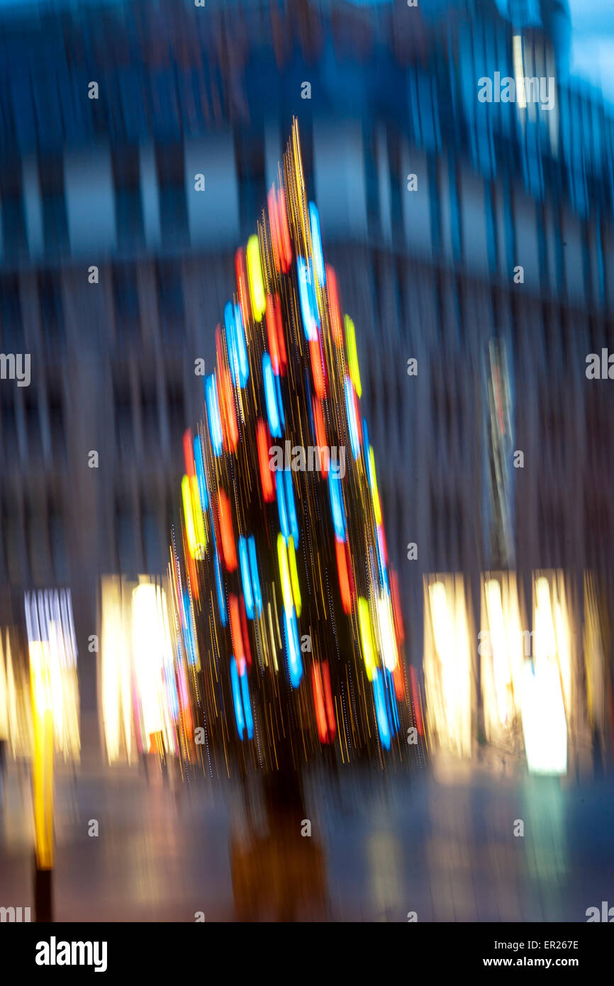 Europa, Deutschland, Renania settentrionale-Vestfalia, Koeln, Weihnachtsbaum in der Zeppelinstrasse am Olivandenhof in der Innenstadt (bewuss Foto Stock