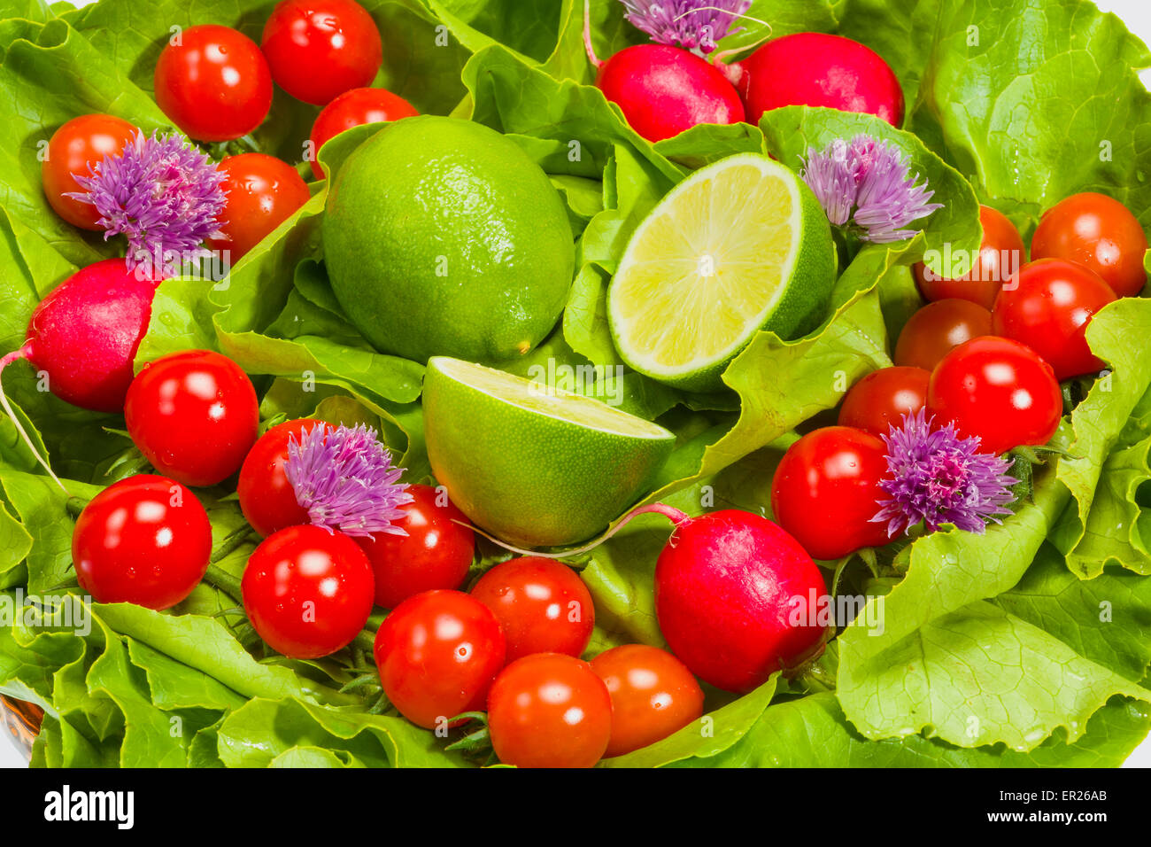 La lattuga, ravanelli, erba cipollina, calce e pomodorini Foto Stock
