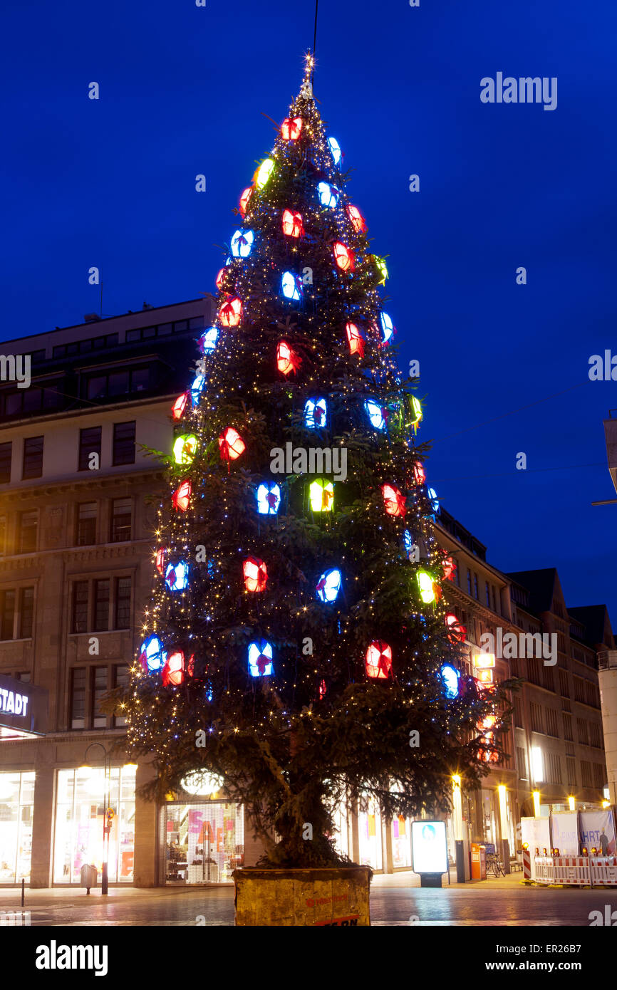Europa, Deutschland, Renania settentrionale-Vestfalia, Koeln, Weihnachtsbaum in der Zeppelinstrasse am Olivandenhof in der Innenstadt. Europ Foto Stock