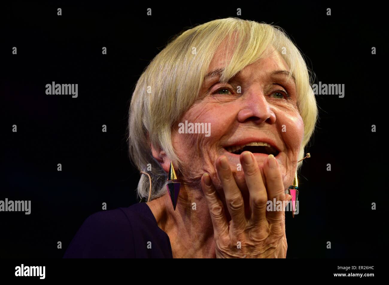 Hay on Wye, Wales, Regno Unito. 25 Maggio, 2015. Attore e scrittore SHEILA HANCOCK parlando del suo primo romanzo 'Miss Carter Guerra dell' presso il fieno Festival della Letteratura 2015 . Talvolta descritta come "Woodstock della mente' il festival attrae decine di migliaia di visitatori per ascoltare alcuni dei th migliori scrittori e poeti di tutto il mondo i dieci giorni della manifestazione Photo credit: keith morris / Alamy Live News Foto Stock