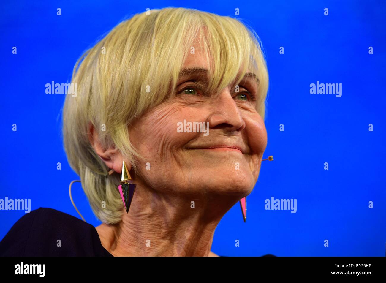 Hay on Wye, Wales, Regno Unito. 25 Maggio, 2015. Attore e scrittore SHEILA HANCOCK parlando del suo primo romanzo 'Miss Carter Guerra dell' presso il fieno Festival della Letteratura 2015 . Talvolta descritta come "Woodstock della mente' il festival attrae decine di migliaia di visitatori per ascoltare alcuni dei th migliori scrittori e poeti di tutto il mondo i dieci giorni della manifestazione Photo credit: keith morris / Alamy Live News Foto Stock