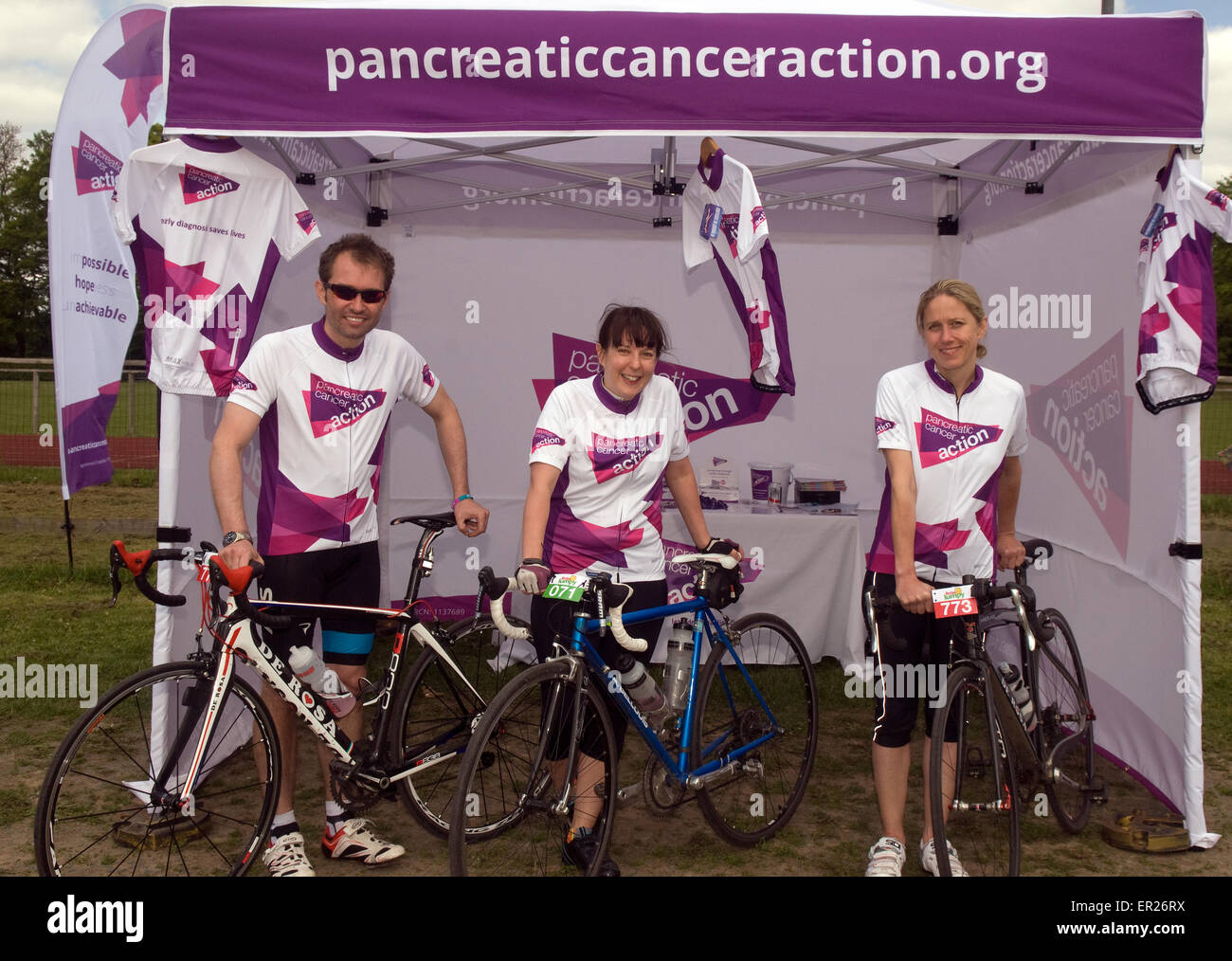 3 ciclisti che mostra il loro supporto per azione pancreatico su una carità in bicicletta, Haslemere, Surrey, Regno Unito. Foto Stock