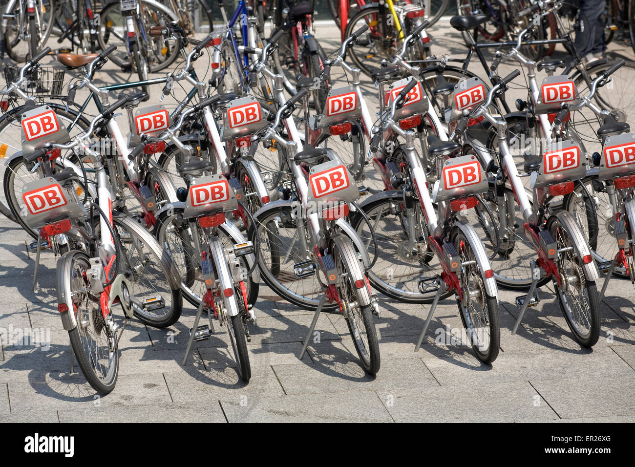 L'Europa, Germania, Colonia, biciclette a noleggio di fronte alla principale stazione ferroviaria, chiamare un moto. Europa, Deutschland, Koeln, Mietfahrraede Foto Stock