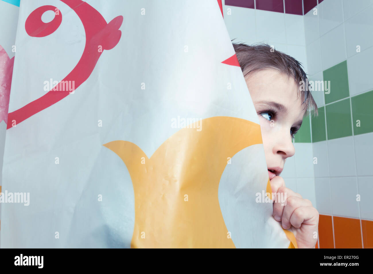 Ragazzo di 8 anni dietro la tenda della doccia Foto Stock