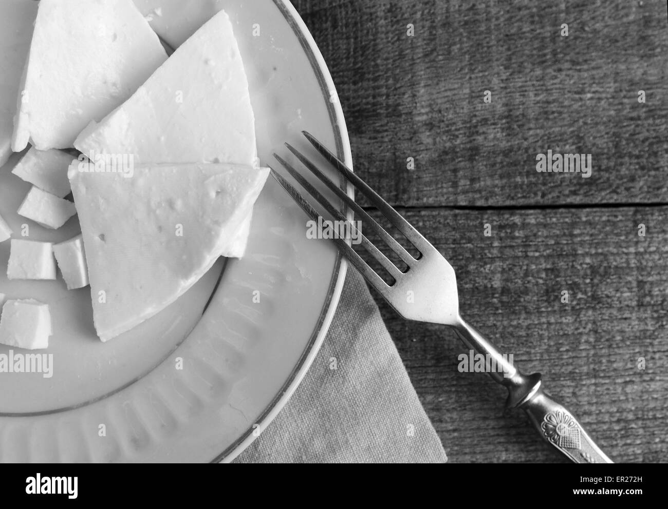24 maggio 2015 - i pezzi di soft di formaggio bianco sulla piastra e forcella vintage su sfondo di legno. sulle materie di sfondo di legno. Stile grunge. (Credito Immagine: © Igor Golovniov/ZUMA filo/ZUMAPRESS.com) Foto Stock