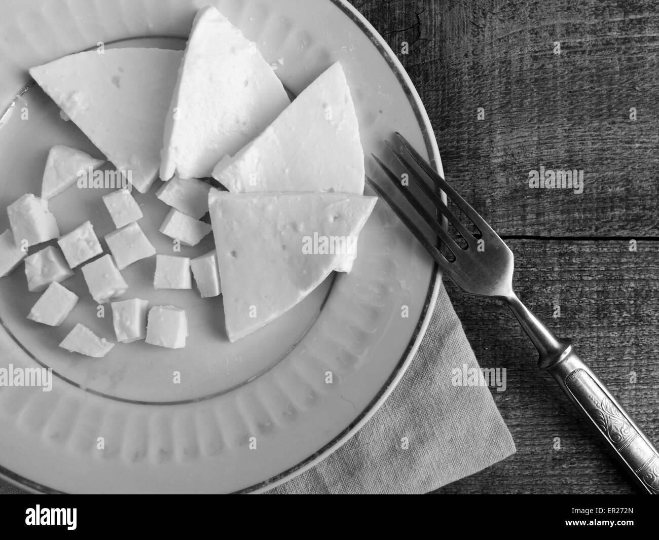 24 maggio 2015 - i pezzi di soft di formaggio bianco sulla piastra e forcella vintage su sfondo di legno. sulle materie di sfondo di legno. Stile grunge. (Credito Immagine: © Igor Golovniov/ZUMA filo/ZUMAPRESS.com) Foto Stock
