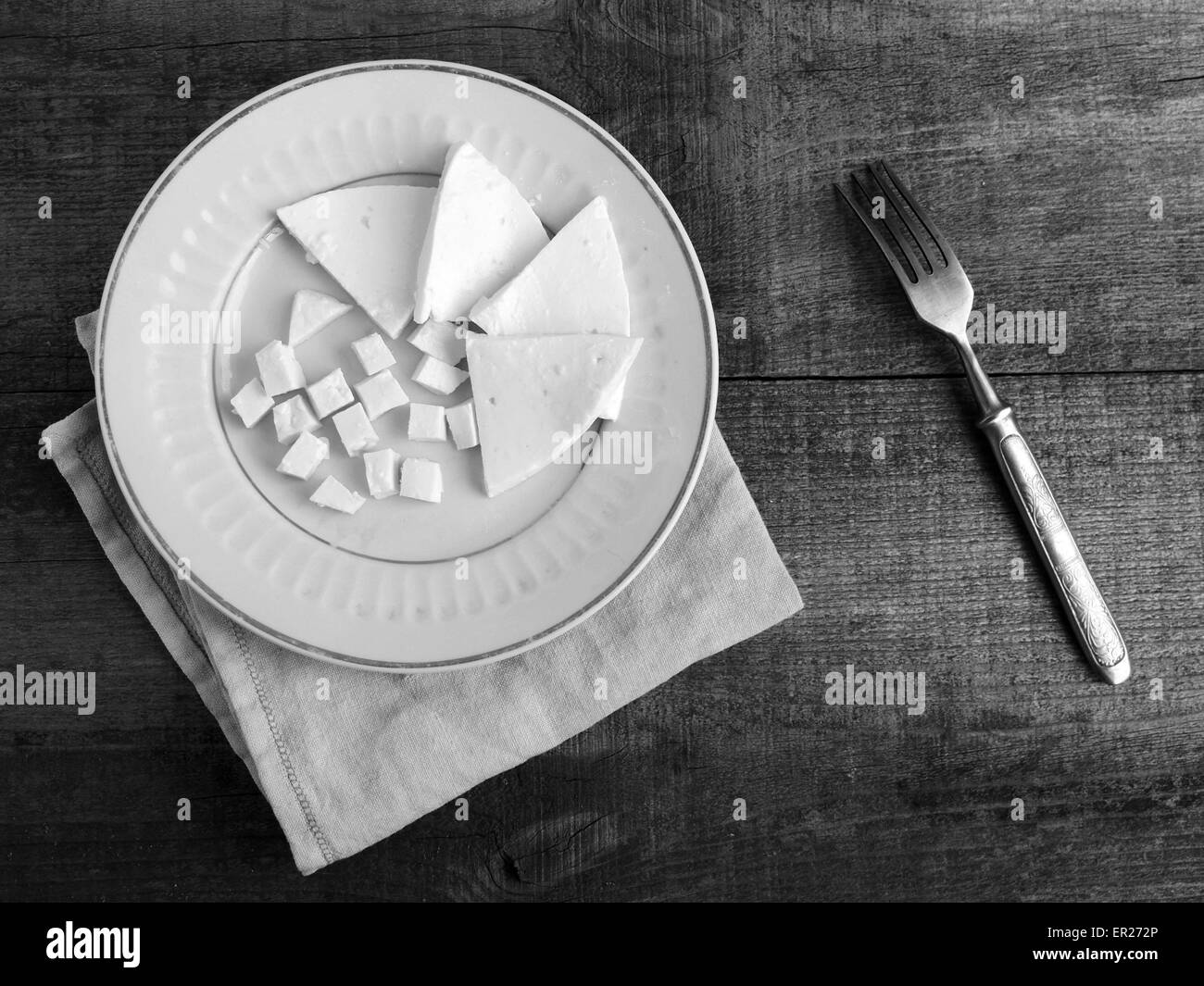 24 maggio 2015 - i pezzi di soft di formaggio bianco sulla piastra e forcella vintage su sfondo di legno. sulle materie di sfondo di legno. Stile grunge. (Credito Immagine: © Igor Golovniov/ZUMA filo/ZUMAPRESS.com) Foto Stock