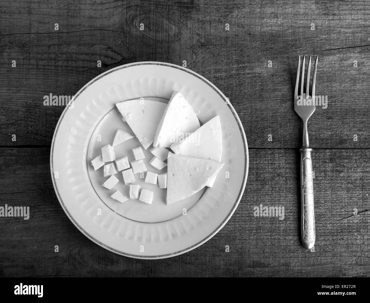 24 maggio 2015 - i pezzi di soft di formaggio bianco sulla piastra e forcella vintage su sfondo di legno. sulle materie di sfondo di legno. Stile grunge. (Credito Immagine: © Igor Golovniov/ZUMA filo/ZUMAPRESS.com) Foto Stock