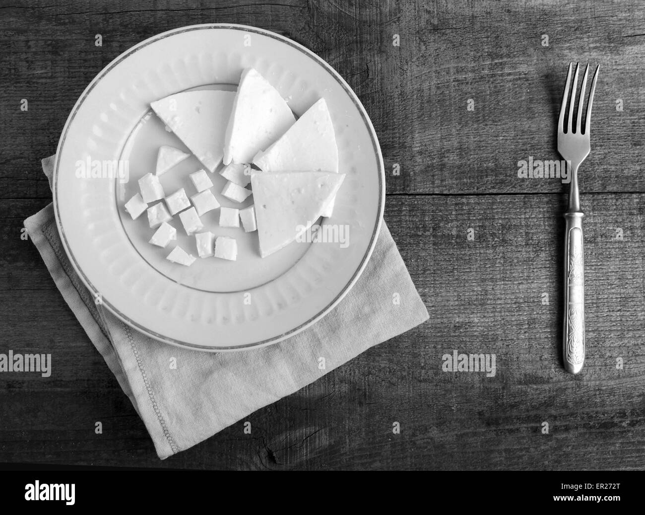 24 maggio 2015 - i pezzi di soft di formaggio bianco sulla piastra e forcella vintage su sfondo di legno. sulle materie di sfondo di legno. Stile grunge. (Credito Immagine: © Igor Golovniov/ZUMA filo/ZUMAPRESS.com) Foto Stock