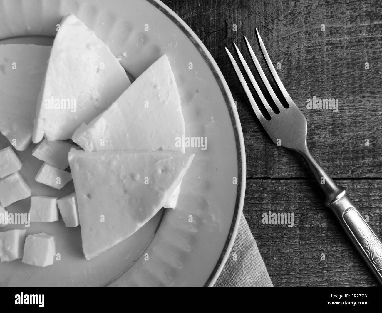 24 maggio 2015 - i pezzi di soft di formaggio bianco sulla piastra e forcella vintage su sfondo di legno. sulle materie di sfondo di legno. Stile grunge. (Credito Immagine: © Igor Golovniov/ZUMA filo/ZUMAPRESS.com) Foto Stock