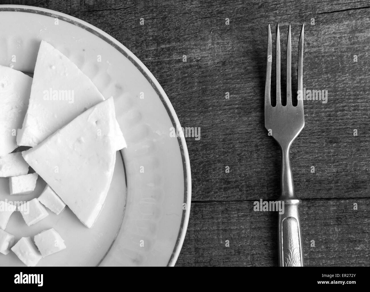 24 maggio 2015 - i pezzi di soft di formaggio bianco sulla piastra e forcella vintage su sfondo di legno. sulle materie di sfondo di legno. Stile grunge. (Credito Immagine: © Igor Golovniov/ZUMA filo/ZUMAPRESS.com) Foto Stock