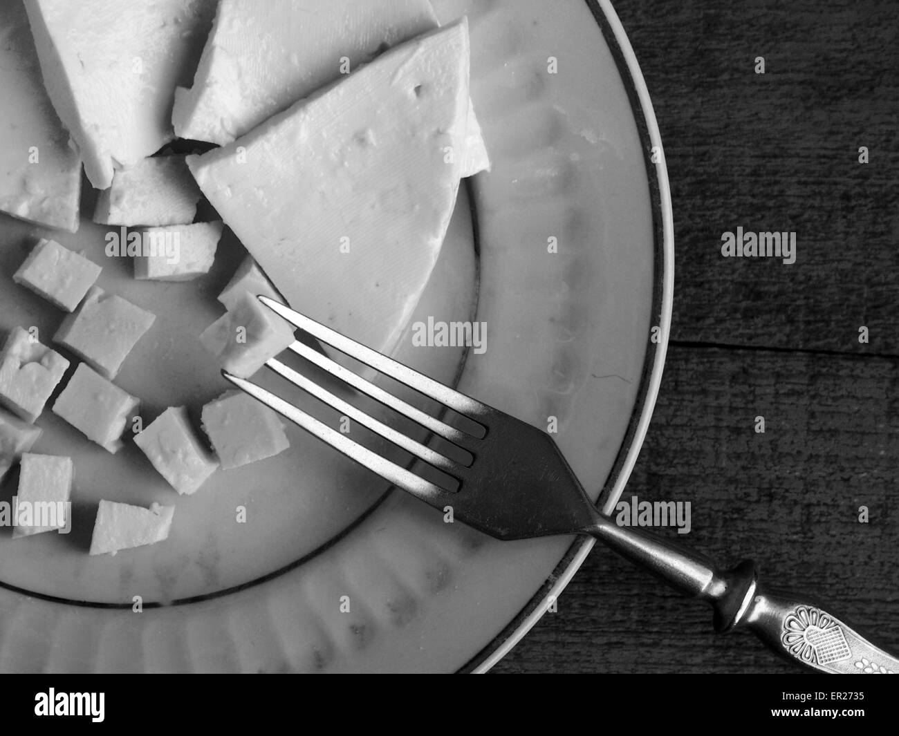 24 maggio 2015 - i pezzi di soft di formaggio bianco sulla piastra e forcella vintage su sfondo di legno. sulle materie di sfondo di legno. Stile grunge. (Credito Immagine: © Igor Golovniov/ZUMA filo/ZUMAPRESS.com) Foto Stock