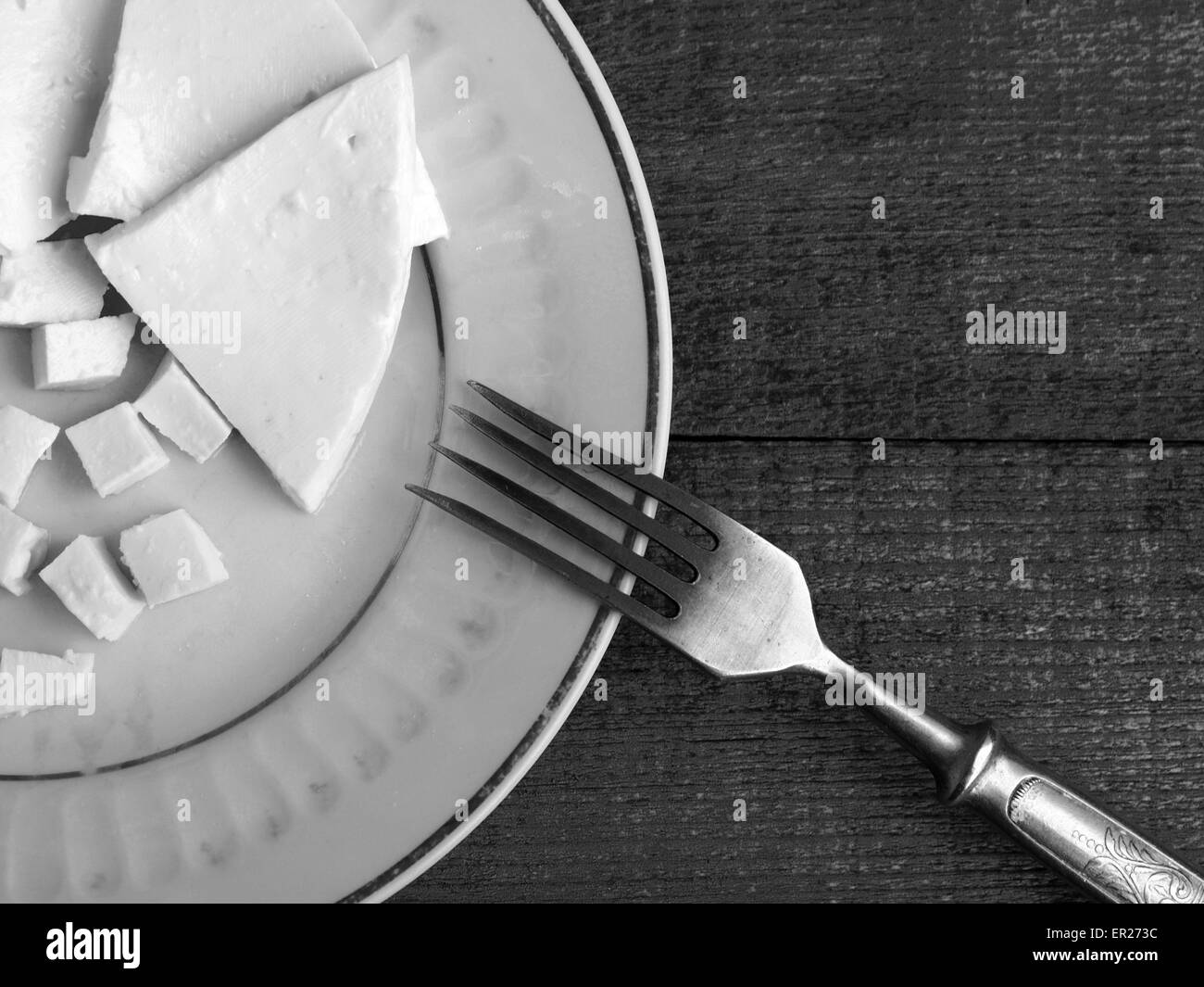 24 maggio 2015 - i pezzi di soft di formaggio bianco sulla piastra e forcella vintage su sfondo di legno. sulle materie di sfondo di legno. Stile grunge. (Credito Immagine: © Igor Golovniov/ZUMA filo/ZUMAPRESS.com) Foto Stock