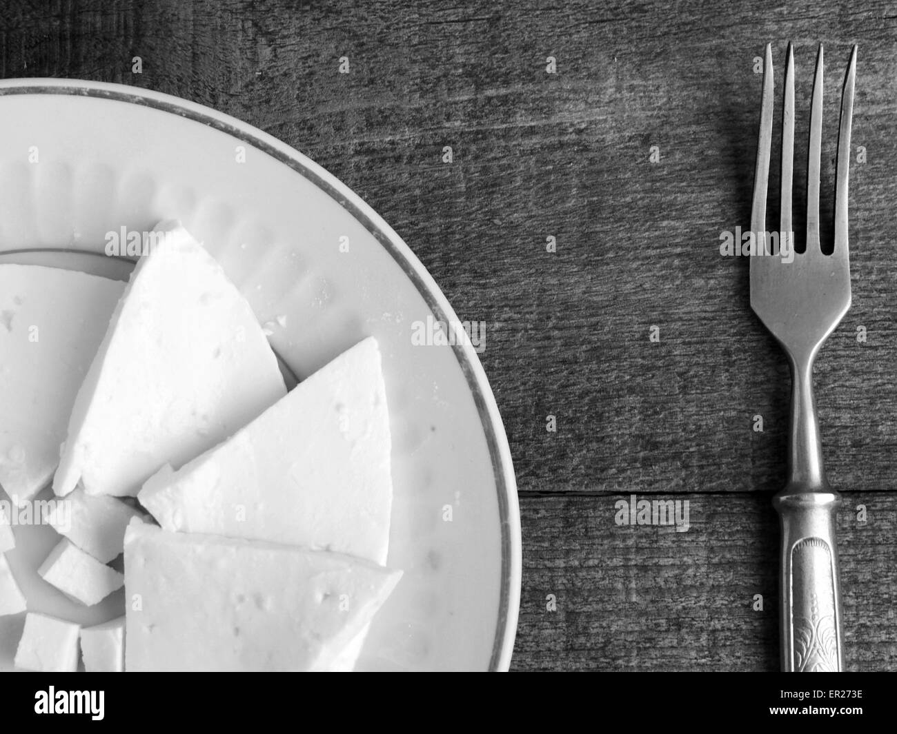 24 maggio 2015 - i pezzi di soft di formaggio bianco sulla piastra e forcella vintage su sfondo di legno. sulle materie di sfondo di legno. Stile grunge. (Credito Immagine: © Igor Golovniov/ZUMA filo/ZUMAPRESS.com) Foto Stock