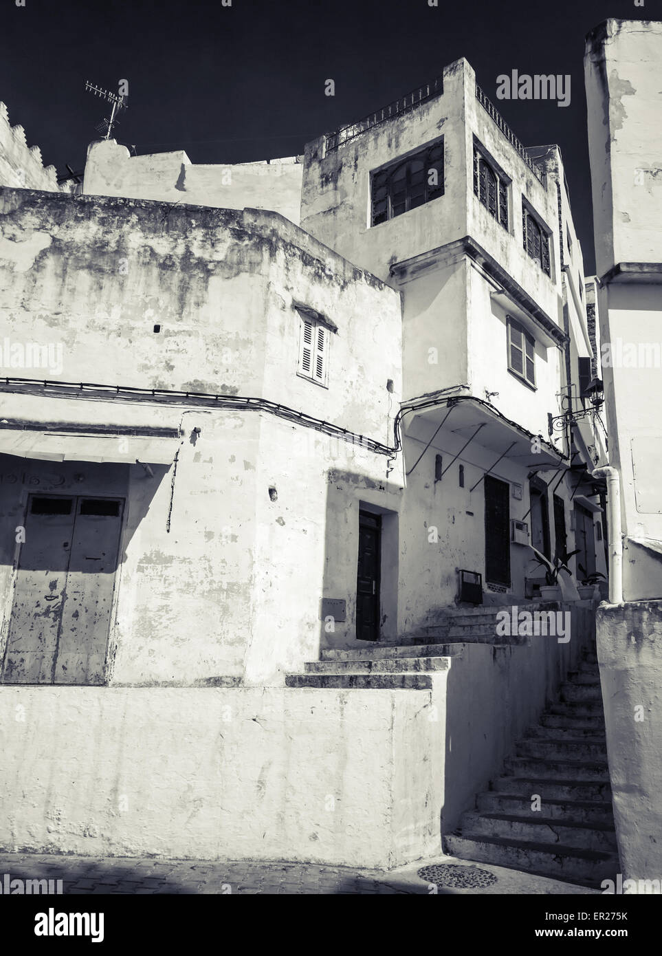 Strette strade Arabo, vecchia Medina di Tangeri, Marocco. Hi monocromatico a contrasto effetto filtro Foto Stock