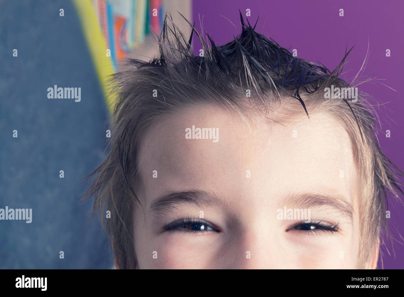 Ragazzo di 8 anni di acconciatura di capelli acuminati Foto Stock