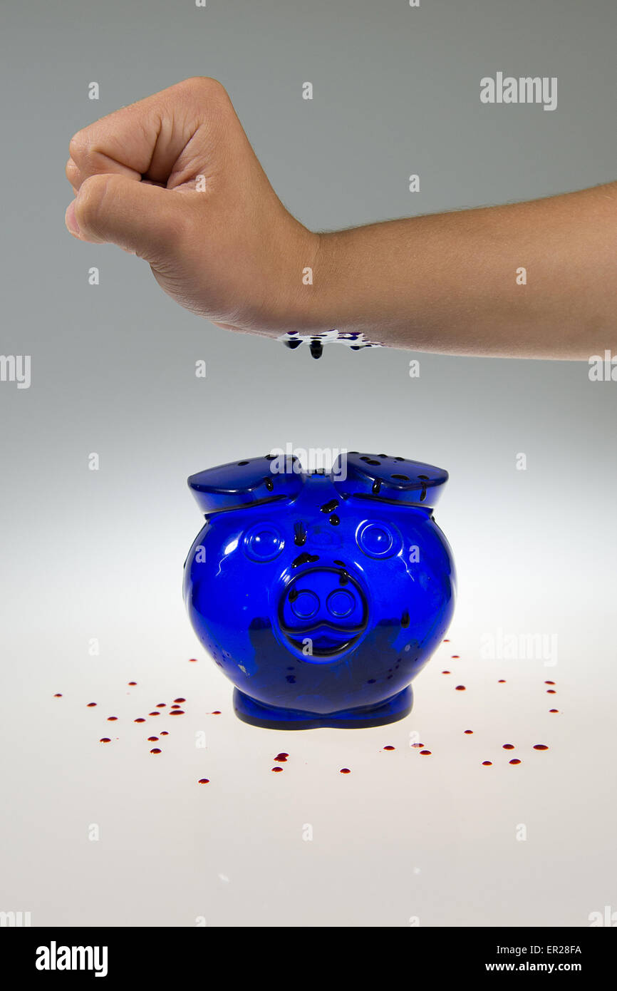 Il sangue fuoriesce da una mano nel salvadanaio con il grigio e il bianco gradiente dello sfondo Foto Stock