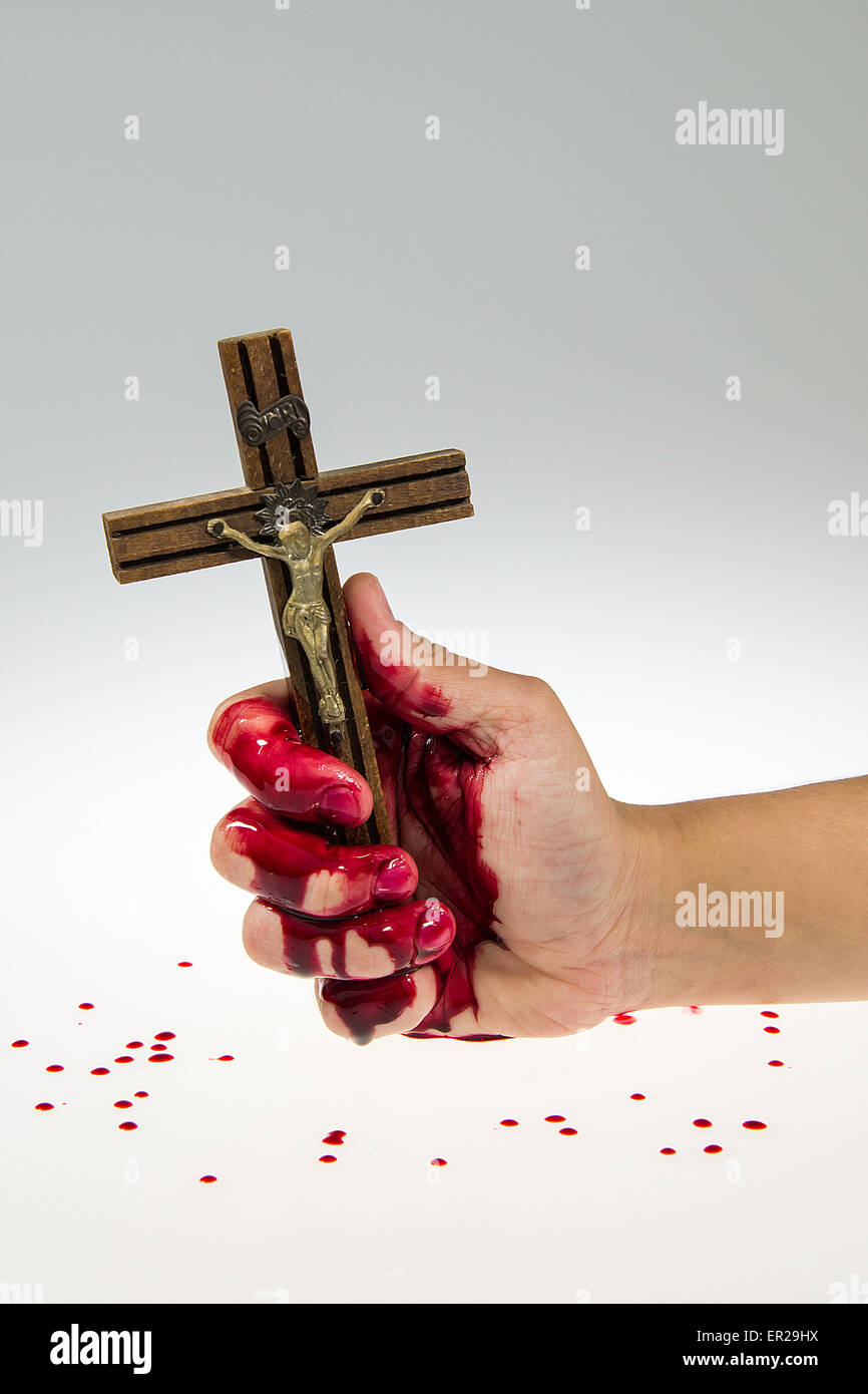 Lato coperto di sangue è in possesso di una croce, bianco e grigio gradiente dello sfondo. Foto Stock