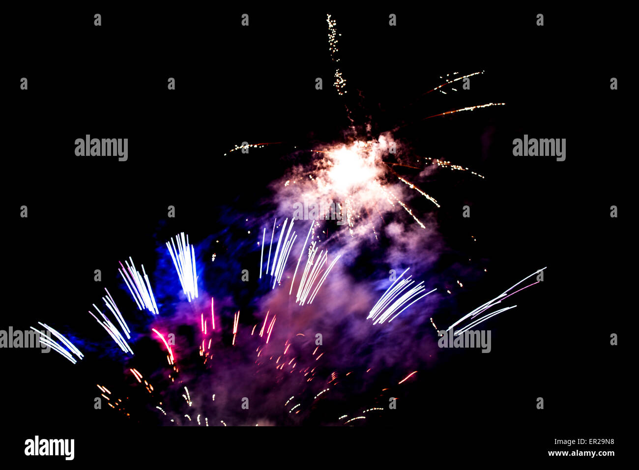 Fuochi d'artificio sulla notte dei falò a Himley Hall Park, Dudley, West Midlands, Regno Unito. Foto Stock