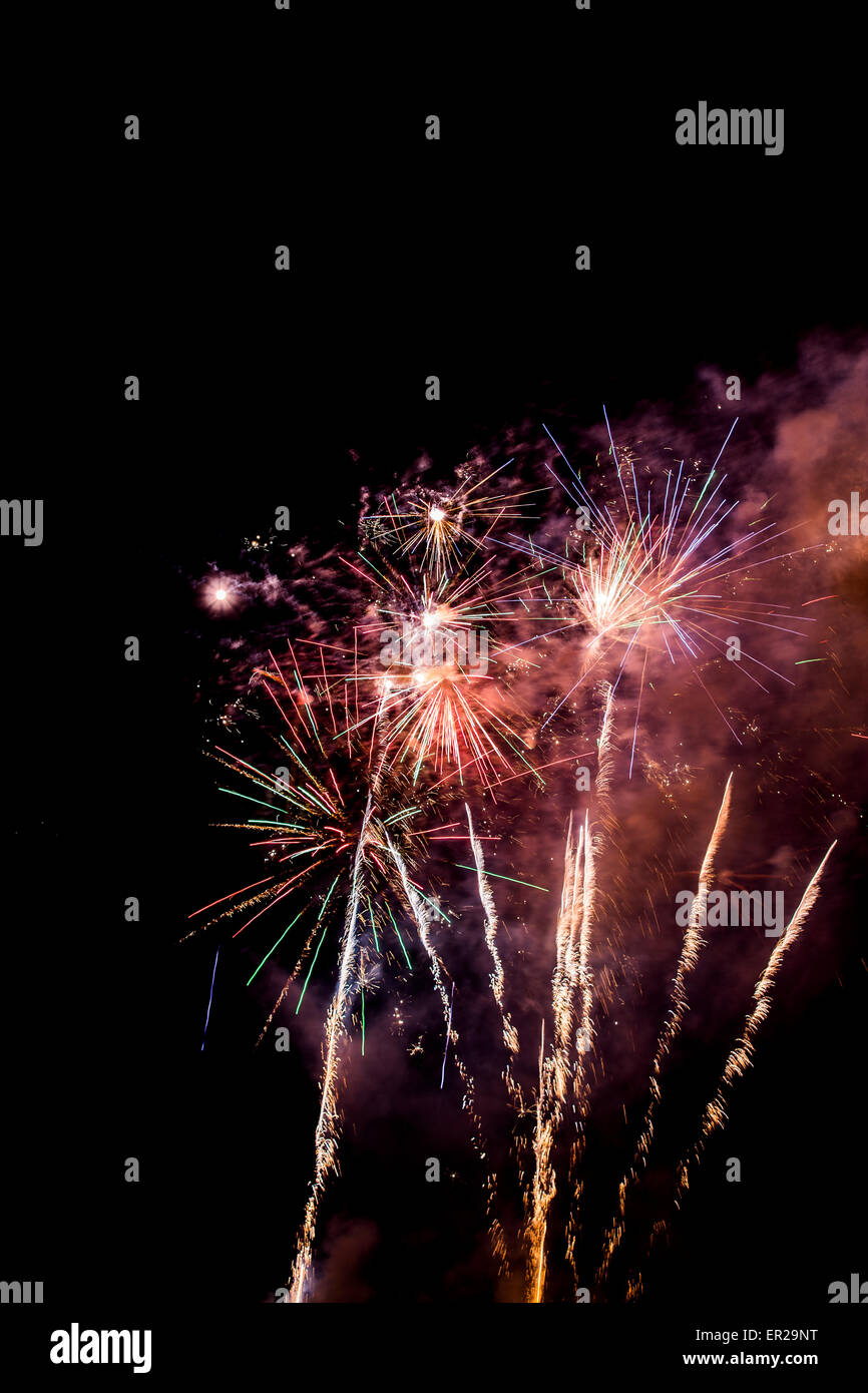 Fuochi d'artificio sulla notte dei falò a Himley Hall Park, Dudley, West Midlands, Regno Unito. Foto Stock