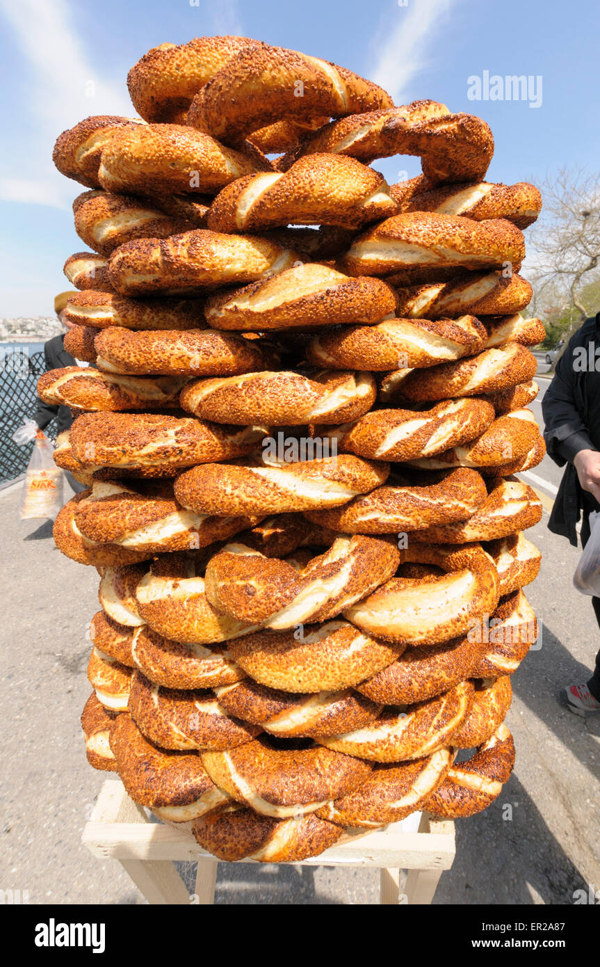 Semi di sesamo turco rivestito di un pane di forma circolare anche noto come simit o gevrek è venduto in tutta Istanbul. Foto Stock