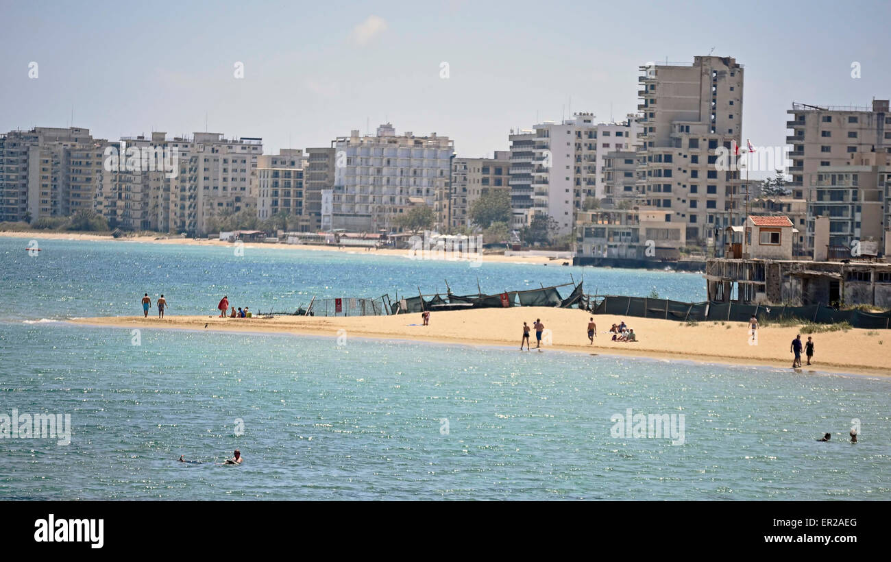 Hotel e spiagge deserte di Varosha Famagosta Cypus dopo l'invasione turca nel 1974. Foto Stock
