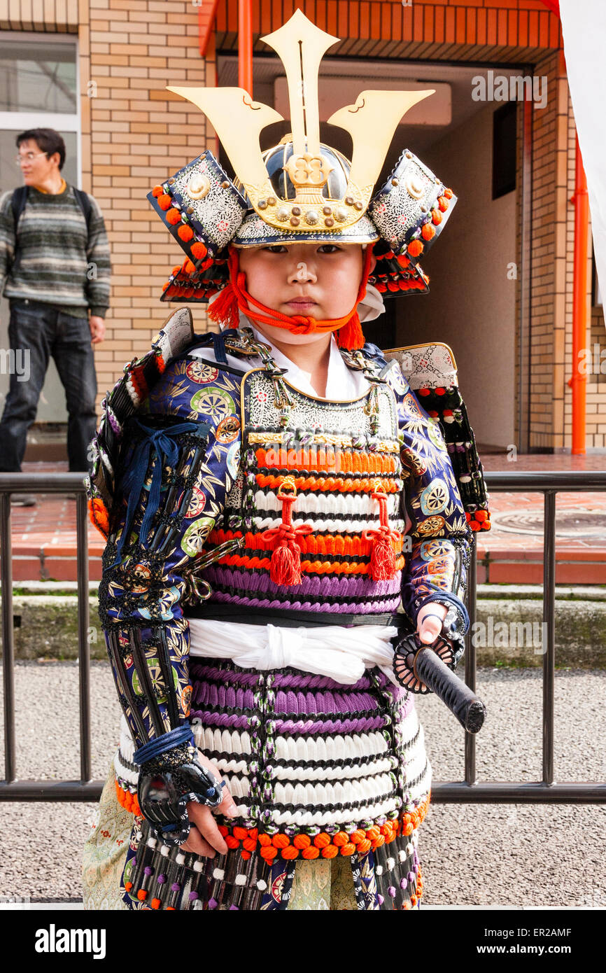 Bambino giapponese, ragazzo, 5-6 anni, in piedi in posa per spettatore,  indossa un costume amour samurai completo con casco durante la sfilata  Genji a Tada Foto stock - Alamy