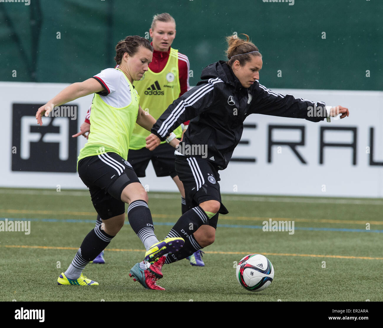 La Germania Josephine Henning (L) e Babett Peter (R) si contendono la palla durante una sessione di formazione in Wollerau, Svizzera, 25 maggio 2015. La Germania national team si prepara per la FIFA Coppa del mondo femminile in Canada. Foto: PATRICK SEEGER/dpa Foto Stock