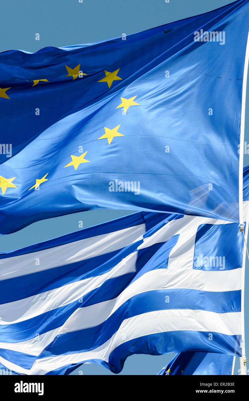 La bandiera europea vola accanto a quella della Grecia Foto Stock
