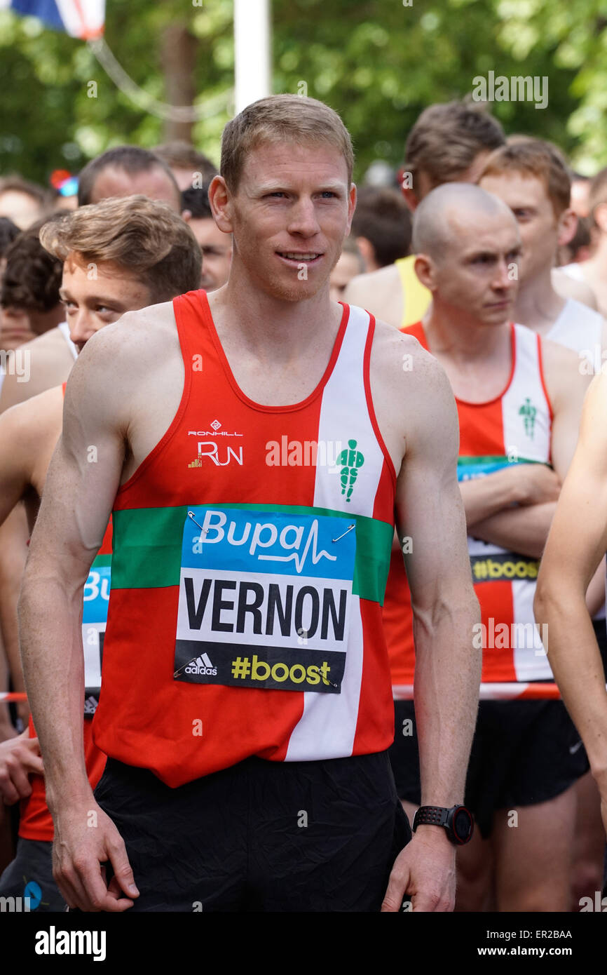 Londra, Regno Unito. 25 Maggio, 2015. N. 1 Andy Vernon a 28:38 del 2015 Bupa London 10.000 a Westminster a Londra. Credito: Vedere Li/Alamy Live News Foto Stock