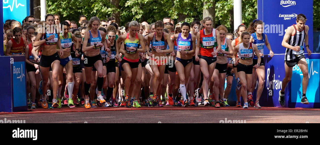 Londra, Regno Unito. 25 Maggio, 2015. , Questo anno circa 12.000 corridori partecipano per il Bupa London 10.000 e il vincitore della donna runner vai a Jo Pavey e uomo vai a Andy Vernon a Westminster a Londra. Credito: Vedere Li/Alamy Live News Foto Stock