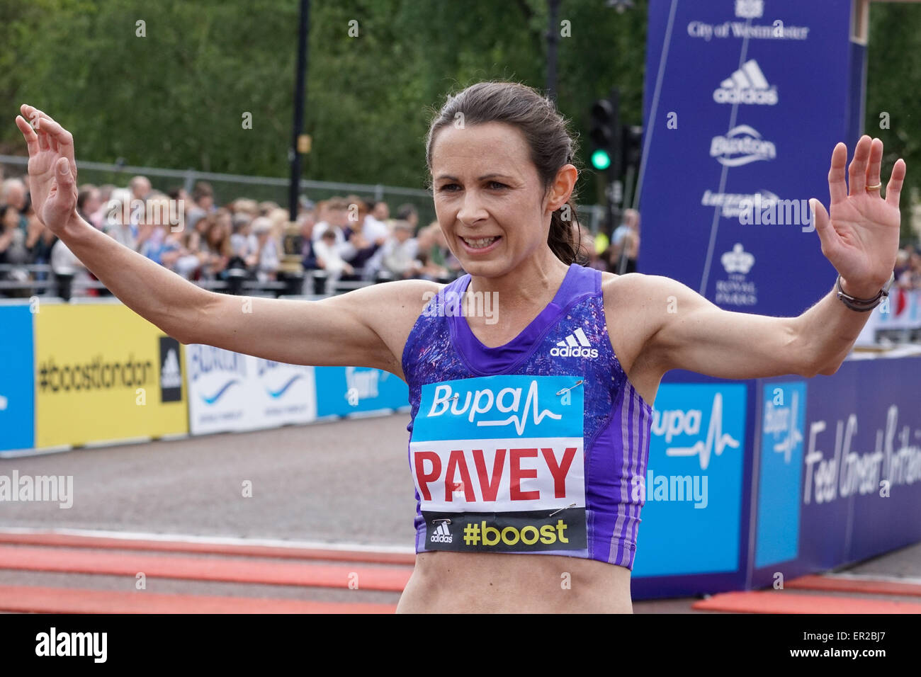 Londra, Regno Unito. 25 Maggio, 2015. Jo Pavey donna runner vincitore del 2015 Bupa London 10.000 a Westminster a Londra. Credito: Vedere Li/Alamy Live News Foto Stock