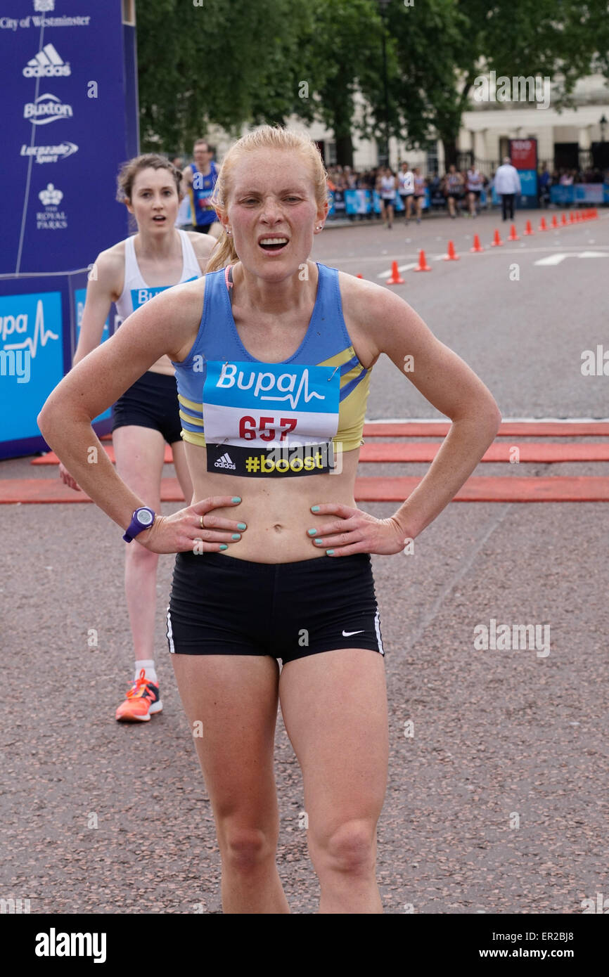 Londra, Regno Unito. 25 Maggio, 2015. , Questo anno circa 12.000 corridori partecipano per il Bupa London 10.000 e il vincitore della donna runner vai a Jo Pavey e uomo vai a Andy Vernon a Westminster a Londra. Credito: Vedere Li/Alamy Live News Foto Stock