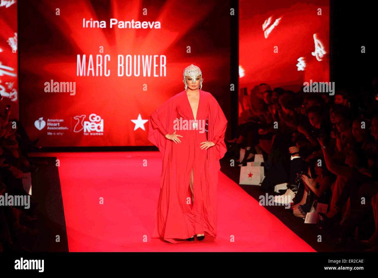 Irina Pantaeva indossa Marc Bouwer ad andare in rosso per Women-The cuore verità abito rosso a raccolta Mercedes-Benz della settimana della moda. Foto Stock